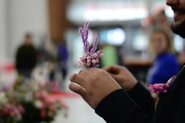 Elle Çiçek Düzenleme Okulda bulanık arka plan fotoğrafında