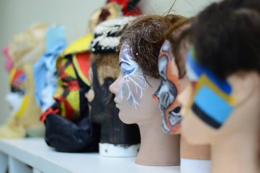 Rafta çok renkli güzel peruklar var, erkek ve dişi.