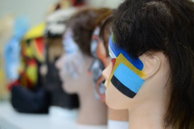 Rafta çok renkli güzel peruklar var, erkek ve dişi.