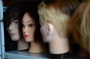 Rafta çok renkli güzel peruklar var, erkek ve dişi.