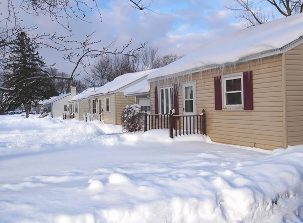 Rua suburbana após tempestade de neve — Fotografia de Stock