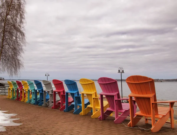 Adirondack sandalyeler üzerinde shore of Saint Lawrence Nehri — Stok fotoğraf