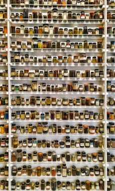 raflardaki eski kavanoz