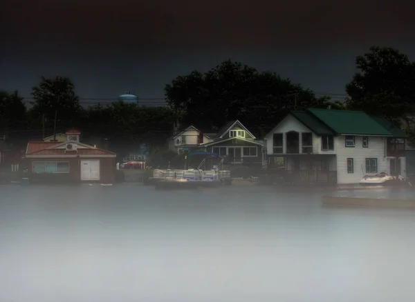 Рыбацкий городок в тумане — стоковое фото