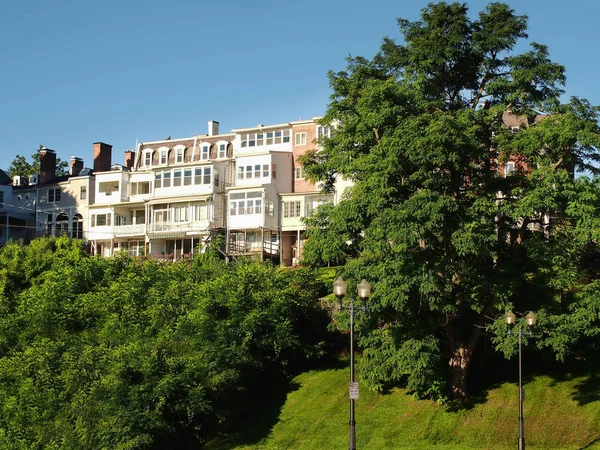 Edificio de apartamentos en colina — Foto de Stock