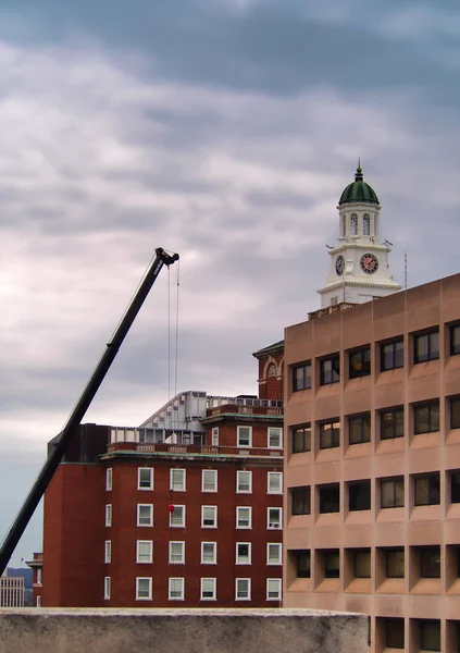 Grúa de construcción sobre Crouse Hospital — Foto de Stock