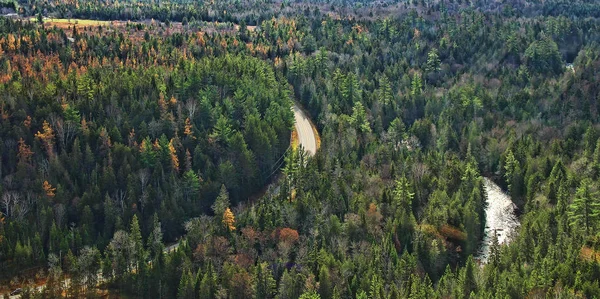 Strada lungo un fiume — Foto Stock