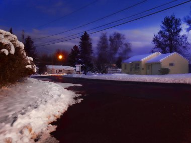 Geceleri banliyö sokak