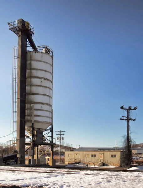 Silo élévateur et voies ferrées — Photo