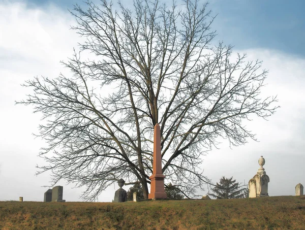 Cementerio en una colina — Foto de Stock