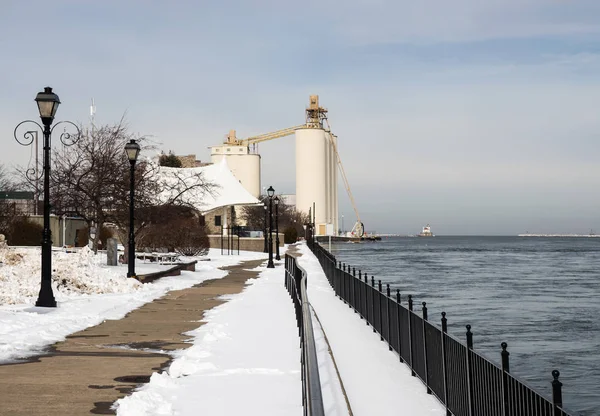 Pasarela frente al Puerto de Oswego — Foto de Stock