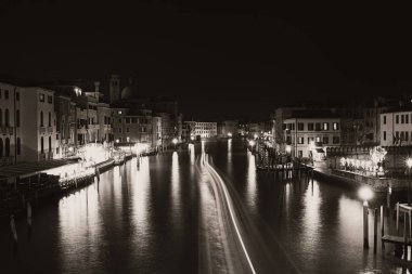İtalya, Venedik 'teki ünlü Büyük Kanal' ın güzel siyah beyaz manzarası. Venedik 'te tipik kanal caddesi.