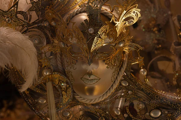Tanrı 'nın arka planında lüks Venedik maskesi. Karnaval maskeli balosu.