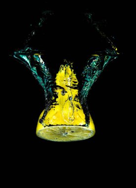 Limonlu suya daldırma