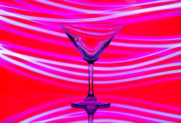 bir martini cam renkli bir arka plan üzerinde