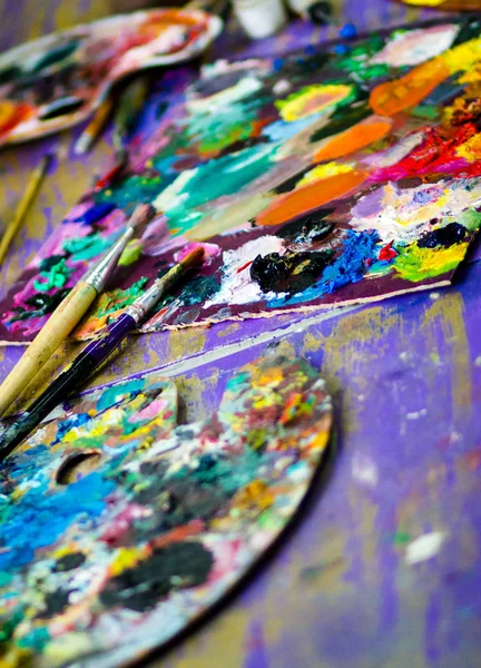 Sanat atölyesinde boyalar