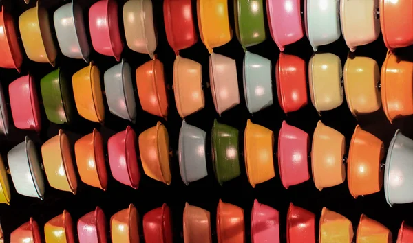 Sanat atölyesinde boyalar