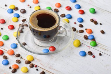 Beyaz tahta arka plan ile parlak tatlılar kahve fincan