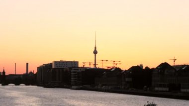 Berlin siluetinin günbatımında kontrast