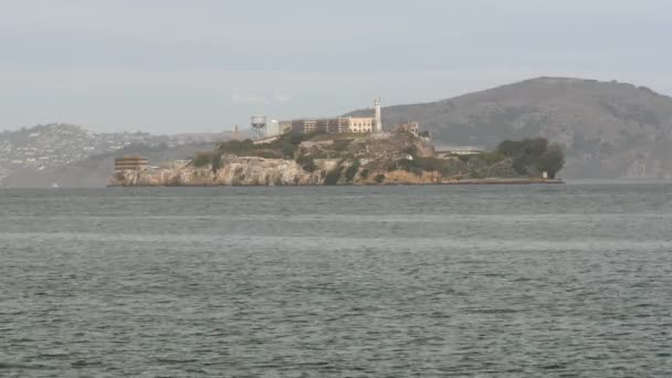 Un tiro largo de la isla de Alcatraz — Vídeos de Stock