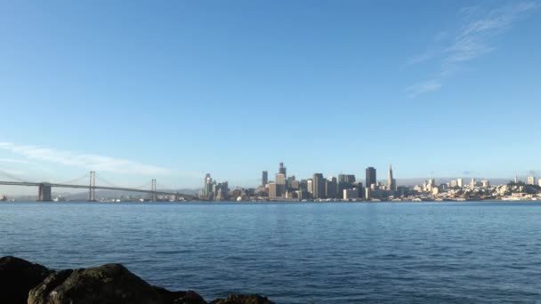 Un tiro largo del centro de San Francisco y Oakland Bay Bridge — Vídeos de Stock