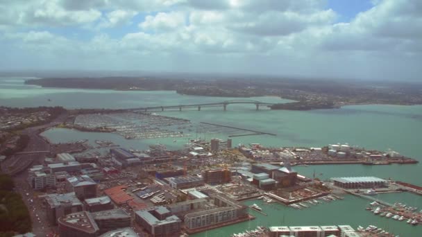 Un tiro largo del puente de la bahía del puerto — Vídeos de Stock