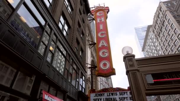 Een panning shot in het teken van de Chicago Theater — Stockvideo
