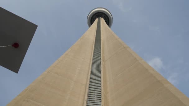 Un disparo desde el fondo de la Torre CN — Vídeo de stock