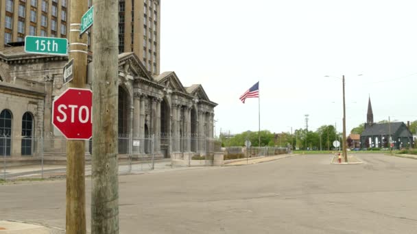 A shot van de voorkant van het centraalstation van Michigan, met een Amerikaanse vlag — Stockvideo