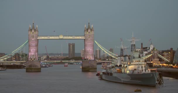 Un disparo en la noche del HMS Belfast y Tower Bridge — Vídeos de Stock