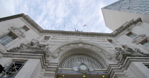 Een schot kijken op Waterloo Station met wolken die bewegen over de bovenkant — Stockvideo