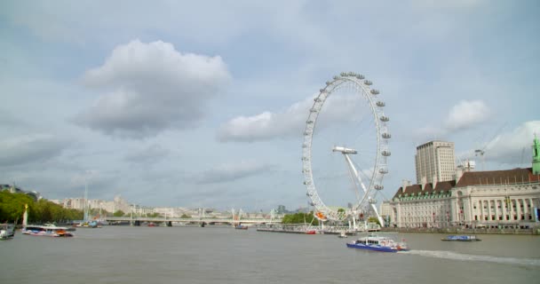 Ein Schuss eines Bootes, das am Auge Londons vorbeifährt — Stockvideo