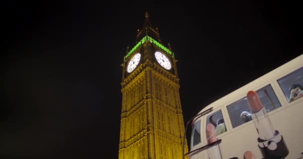 Ένα πλάνο ενός λεωφορείου Λονδίνο στάση μπροστά από Elizabeth Tower, το βράδυ — Αρχείο Βίντεο