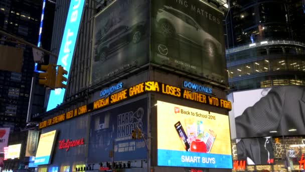 Снимок иллюминированных рекламных показов на Таймс-сквер — стоковое видео