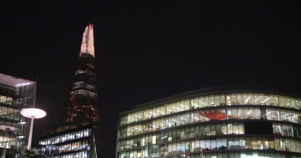 Ett skott av Shard på natten, London — Stockvideo