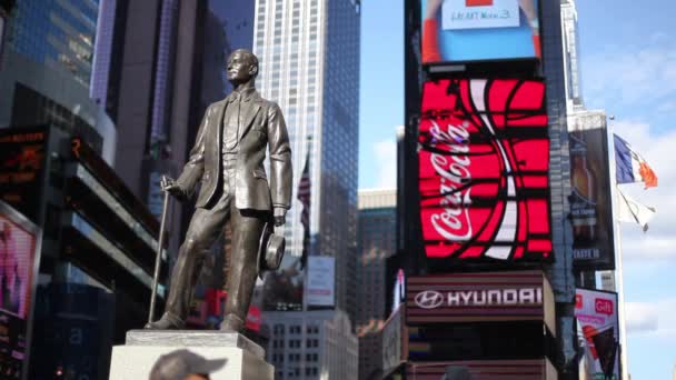 Een statische opname van het standbeeld van George M Cohan in Times Square — Stockvideo