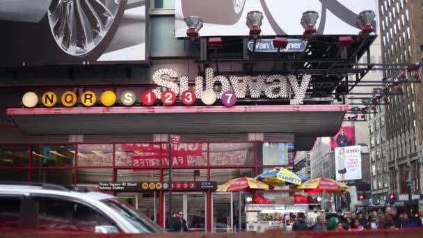 Statický záběr metra znamení na Times Square — Stock video