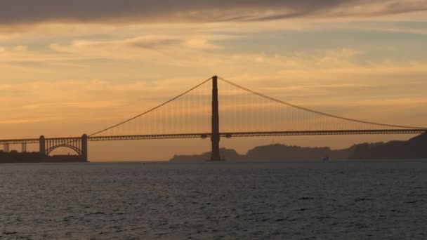 Ένα στάσιμο πλάνο του Σαν Φρανσίσκο Golden Gate Bridge σούρουπο — Αρχείο Βίντεο