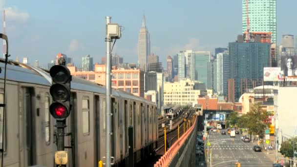 Un disparo estacionario de un tren de Nueva York alejándose de una estación — Vídeos de Stock