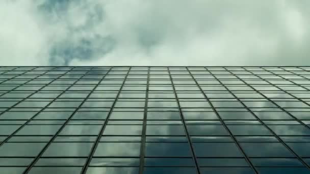 Un lapso de tiempo con un edificio corporativo que refleja las nubes en la mitad del marco — Vídeos de Stock