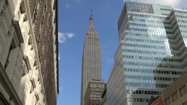 Un lapso de tiempo de nubes moviéndose sobre el Empire State Building — Vídeos de Stock