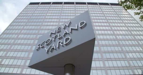 Širokoúhlý záběr nového Scotland Yardu znamení, Londýn, Anglie — Stock video