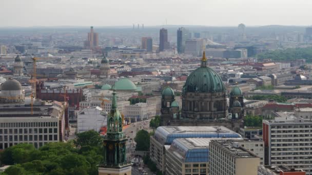 Luchtfoto van de skyline van de Berlijn — Stockvideo