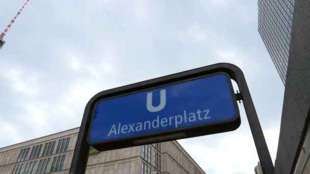 Александерплац U-Bahn знак станции и Fernsehturm — стоковое видео