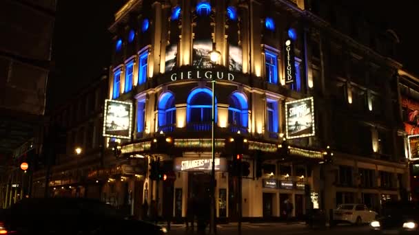 Bus verkeer te onthullen het Gielgud theatre in Londen — Stockvideo