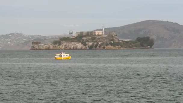 Barco que pasa por la isla de Alcatraz — Vídeos de Stock