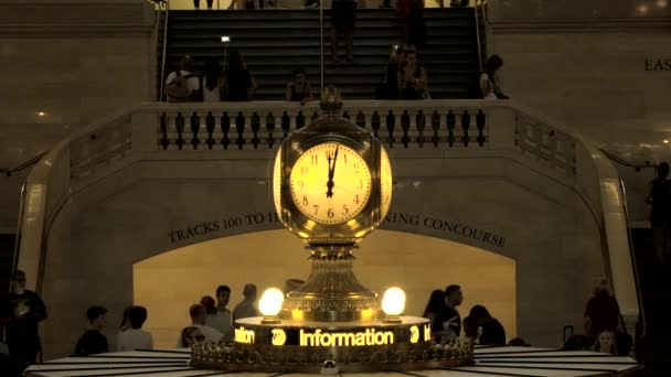 Часы на Центральном вокзале — стоковое видео