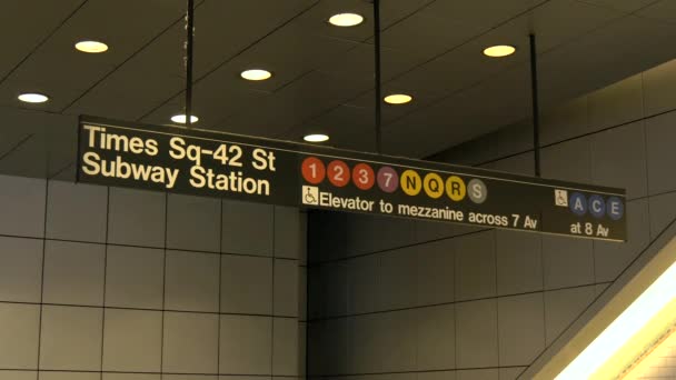 Cerca de la señal de la estación de metro de Times Square, Nueva York — Vídeos de Stock