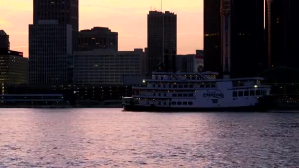 Детройт на закате с уходом из жизни принцессы Детройта — стоковое видео