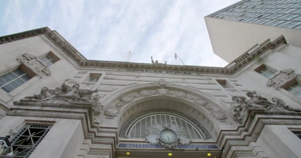Moln som rör sig över toppen av Waterloo Station London — Stockvideo
